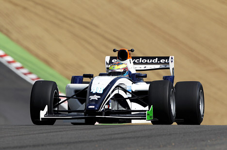 19 årige Dean Stoneman kørte den hurtigste omgangstid i Formel 2 deltagernes første fri træning på Brands Hatch.